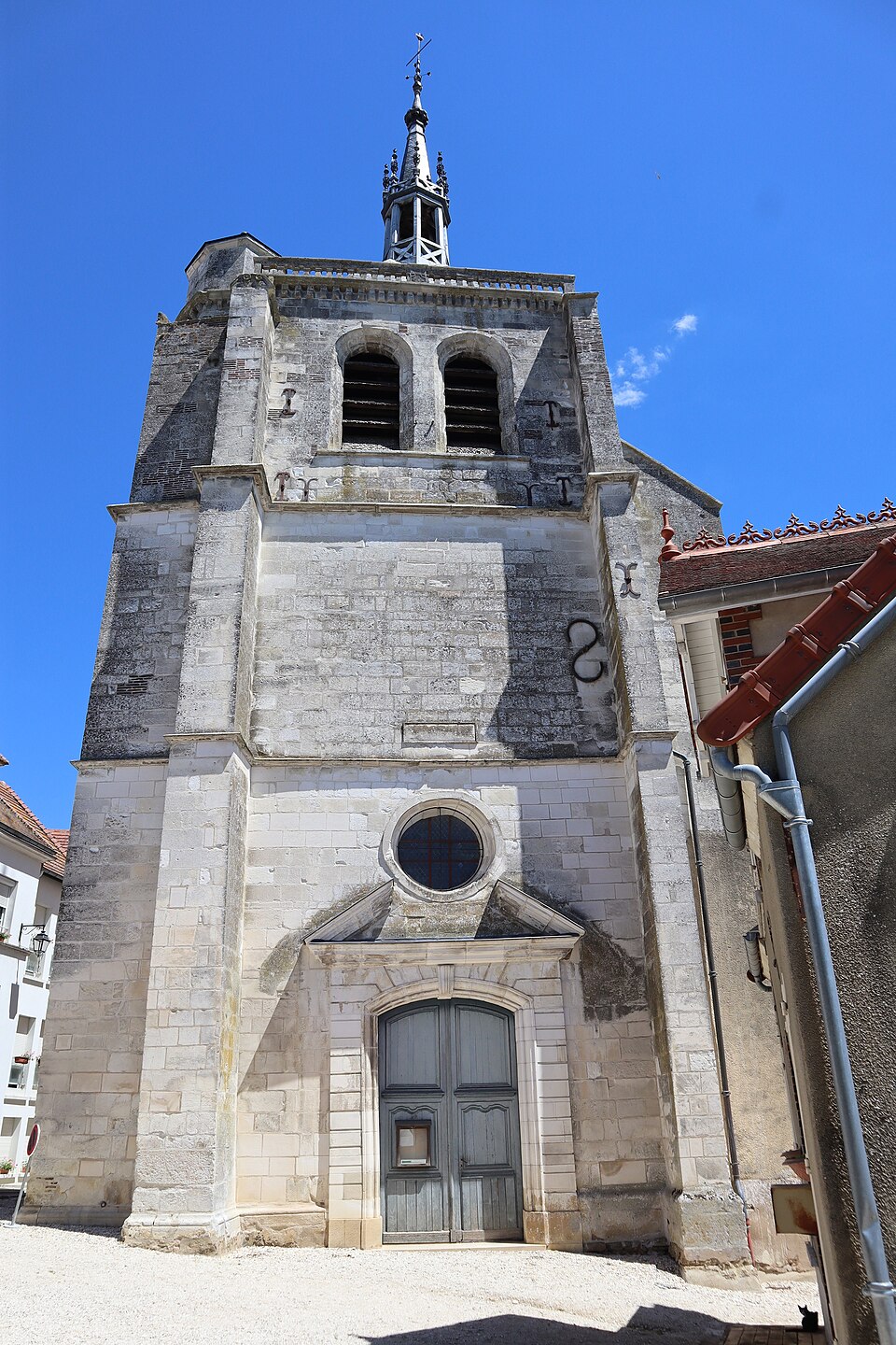 L’église Saint-Pierre-ès-Liens d’Ervy-le-Châtel, vue extérieure.